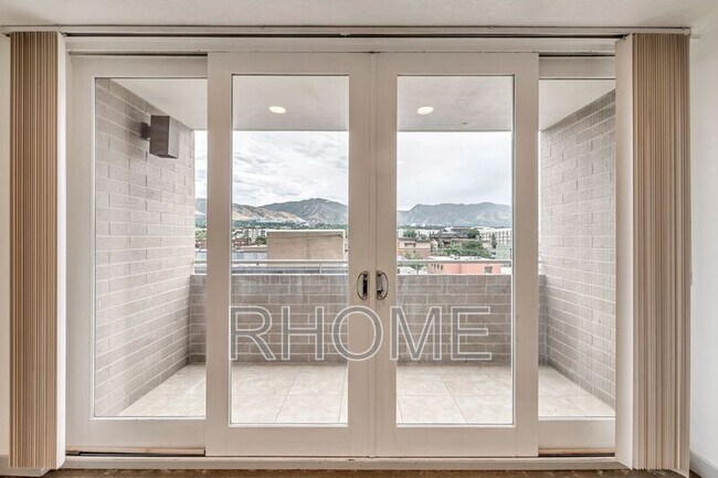 Building Photo - 230 E Broadway