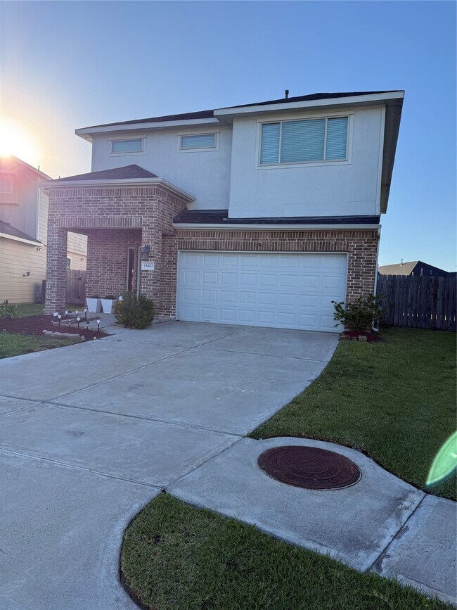 Building Photo - 15402 Sailpoint Ln