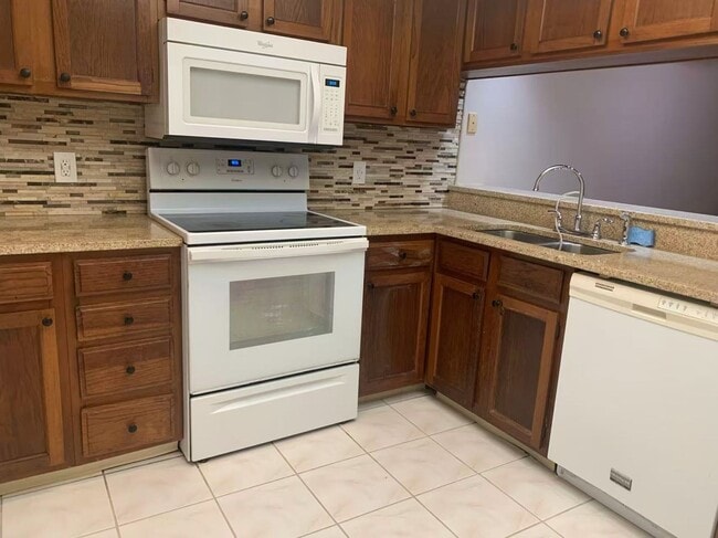 Building Photo - 217 Woodlake Wynde
