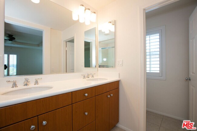 Building Photo - 720 S San Fernando Blvd