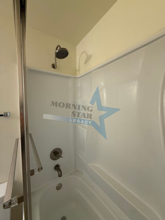 Building Photo - 2 bed townhouse w/garage and enclosed yard!