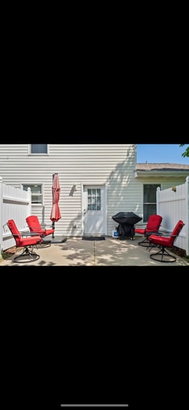 Building Photo - 11 Deer Grove Dr