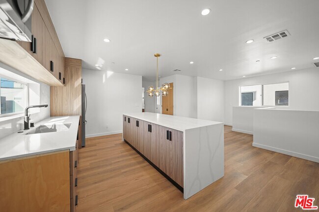 Primary Photo - 819 N McCadden Pl
