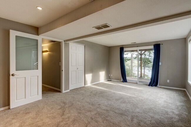 Building Photo - 3 Bed 2.5 Bath Home with a View!