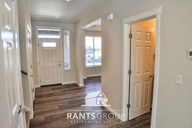 Building Photo - Beautiful  3 bedroom, 2.5 bath, 2-story home in Steilacoom Ridge