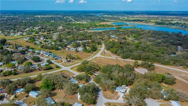 Building Photo - 4001 E Sunflower Cir