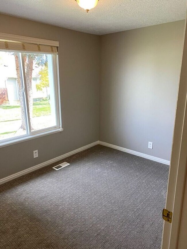 Building Photo - West Valley Nice 4 bed 2 bath Family Home