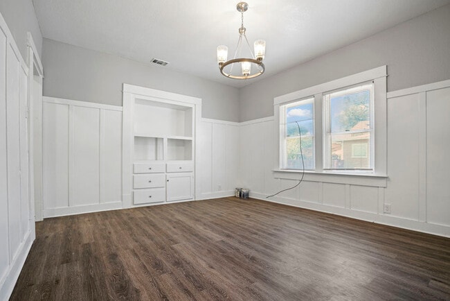 Building Photo - Charming 3 Bedroom Home Near Broadway | Spacious Layout | Prime Sacramento Location