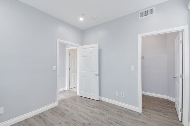 Building Photo - 513 S Oak St