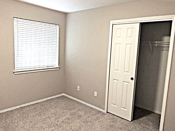 Building Photo - 2412 Hallie Ln