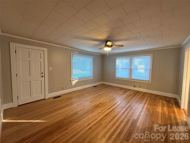 Building Photo - 225 Hickory Dr