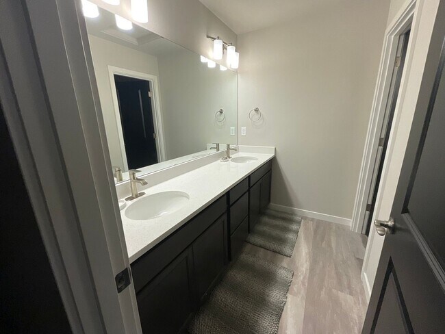 Building Photo - Furnished 4BR/3.5BA Home w/ Modern Ameniti...