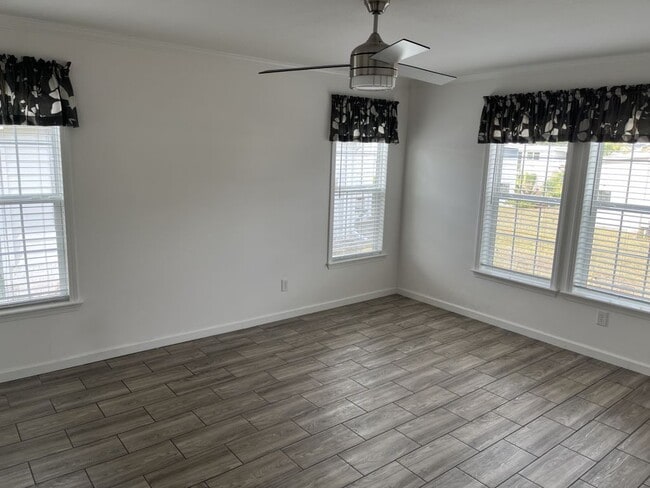 Building Photo - 300 Peck St