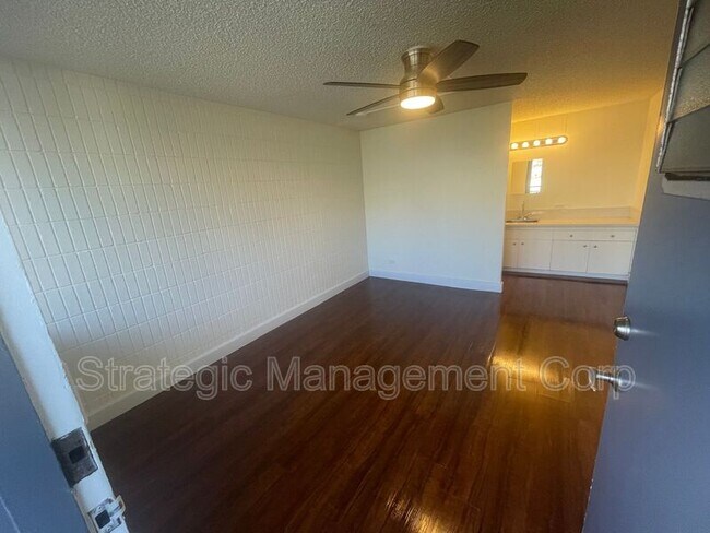 Building Photo - 1301 Lusitana St