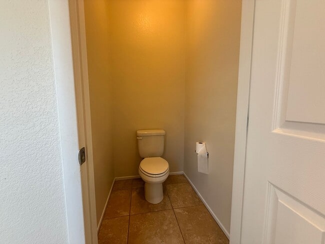 Building Photo - 3 BED 2.5 BATH 2 CAR GARAGE HOME w/ LOFT &...