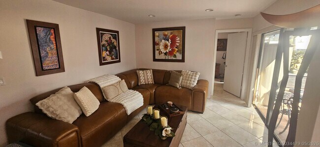 Building Photo - 2511 Carambola Cir N
