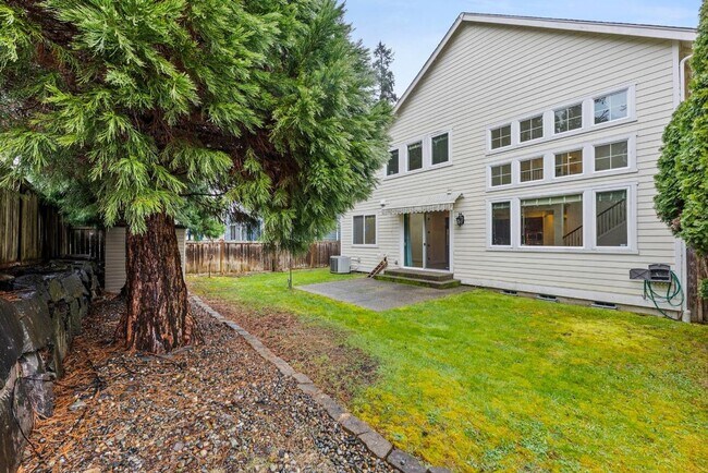 Building Photo - Elegant University Place Home with A/C, Tandem Garage, Office & Balcony Bedroom Near JBLM!