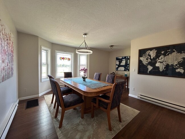 Building Photo - Breathe Taking Views with this 4 bed 3.5 bath home!