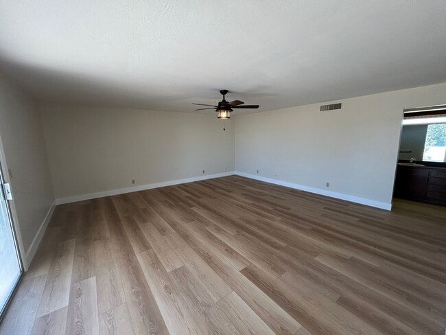 Building Photo - 985 E Campina Ln