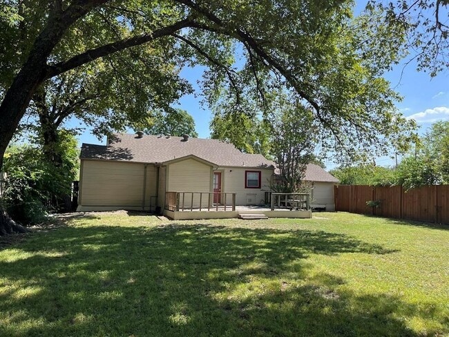 Building Photo - 207 Masters Ave