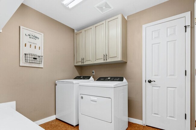 Building Photo - Parkside Paradise: Spacious 5-Bed Luxury in Hobble Creek