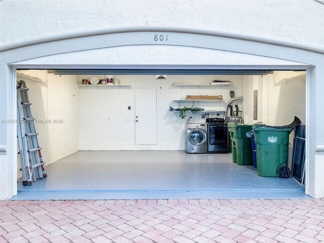 Building Photo - 801 Tanglewood Cir