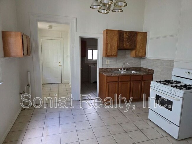 Building Photo - 914 N Dorgenois St