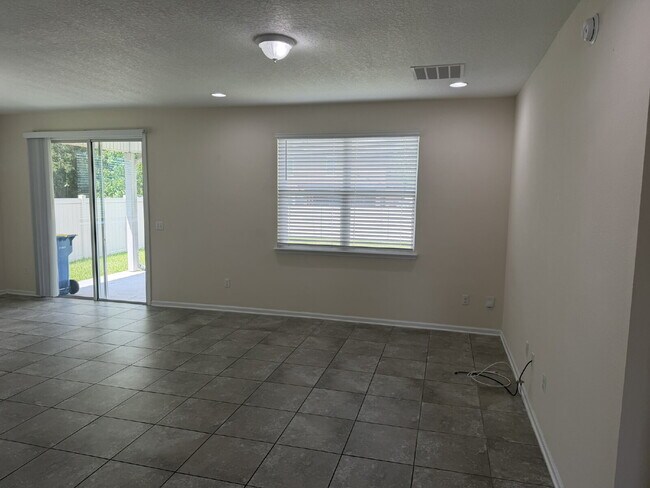 Building Photo - For Rent- Beautiful Home with 4 Bed, 2.5 Bath, PLUS a loft in Northside Jacksonville!