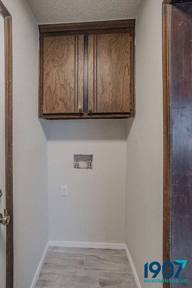 Building Photo - Charming Brick Home with Modern Updates and Large Backyard in Moore!