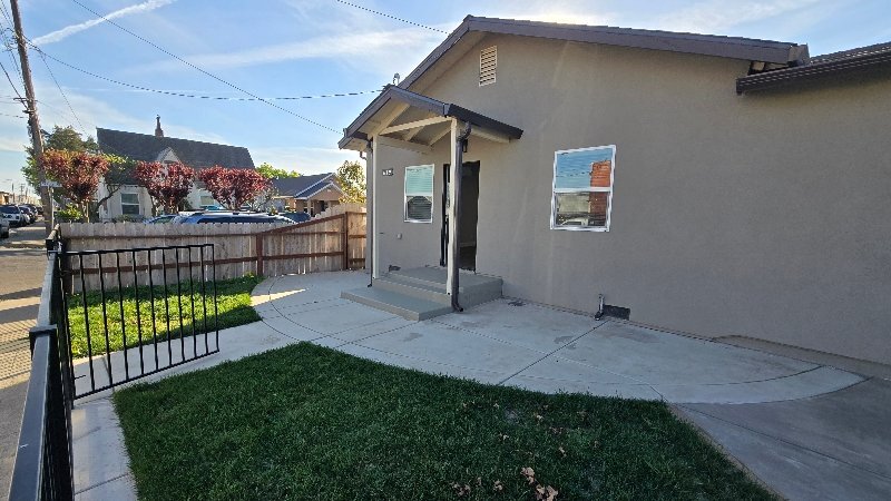 Building Photo - 619 S Sacramento St