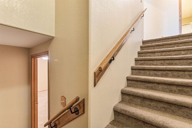 Building Photo - Lolo 4 bedroom, 2 bath, 2,520 Sq. Ft. home...