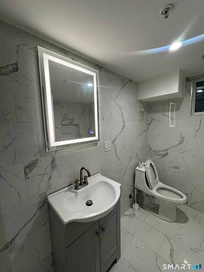 Building Photo - 368 Norton St