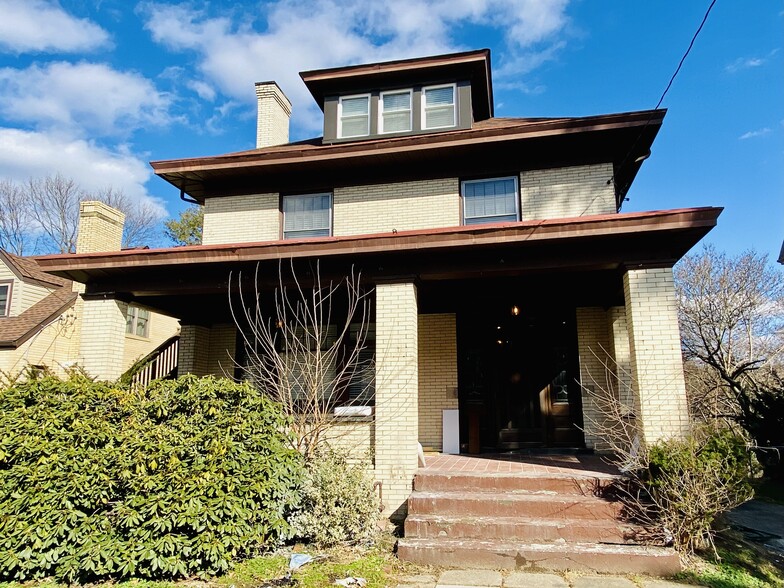 Front of apartment building. - 605 Beechwood Ave