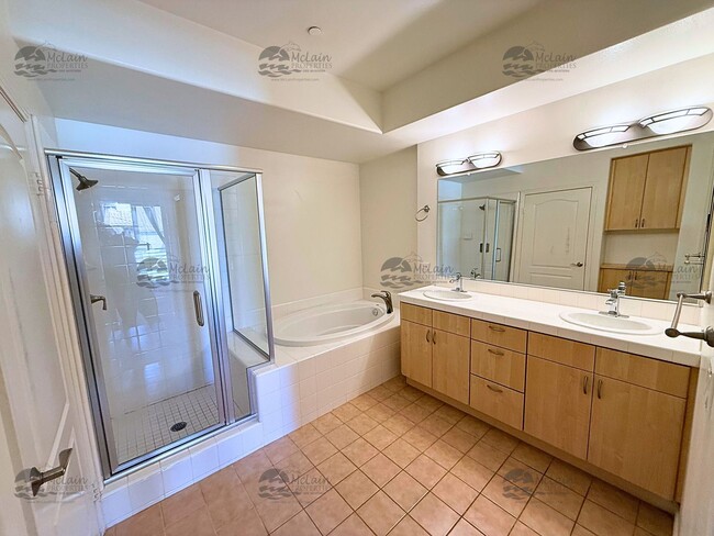 Building Photo - Top Floor 2BD/2BA Condo