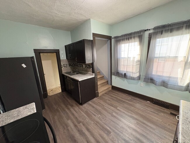 Building Photo - Spacious Home with Huge Backyard, Laundry included