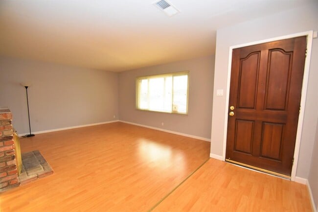 Building Photo - 2070 Sierra Wood Dr