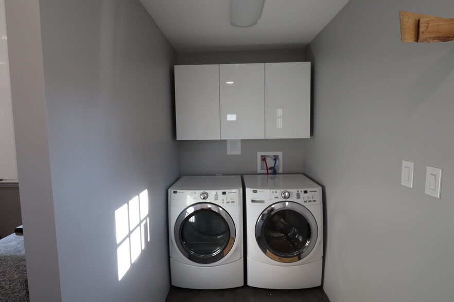 Building Photo - 2022 E Saratoga St