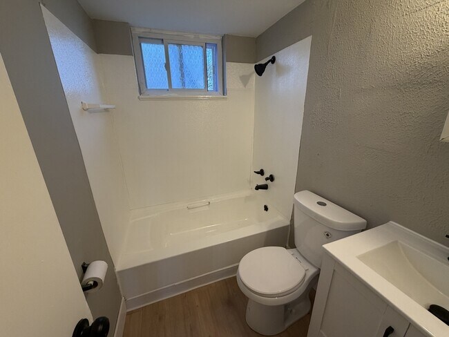 Building Photo - 4300 E 175th St