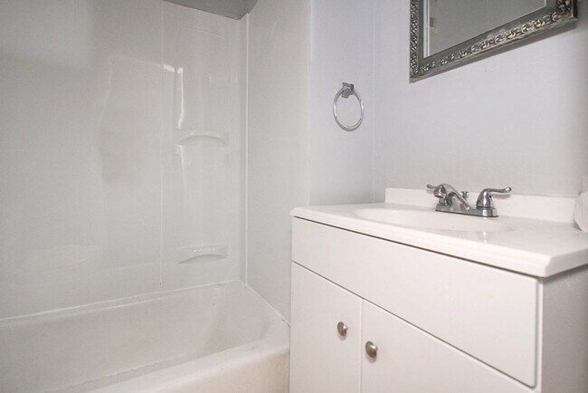 Building Photo - 1909 Treadway Ave