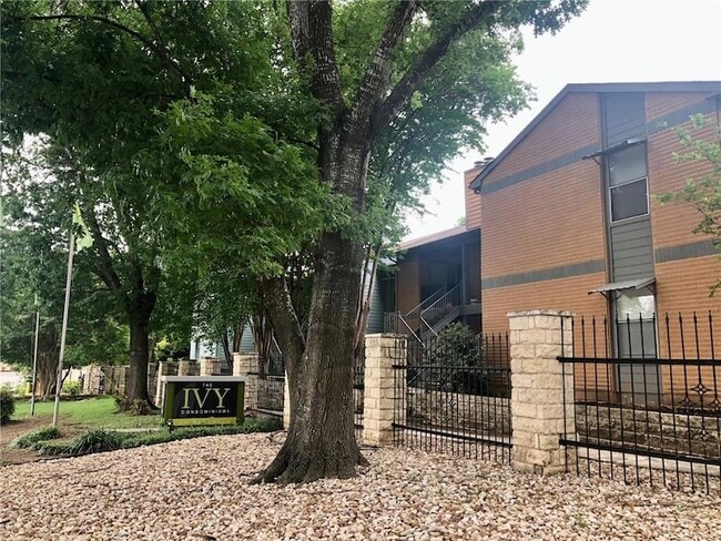 Building Photo - 3204 Menchaca Rd