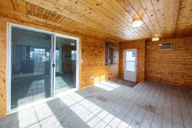 Building Photo - 1215 E 17th N