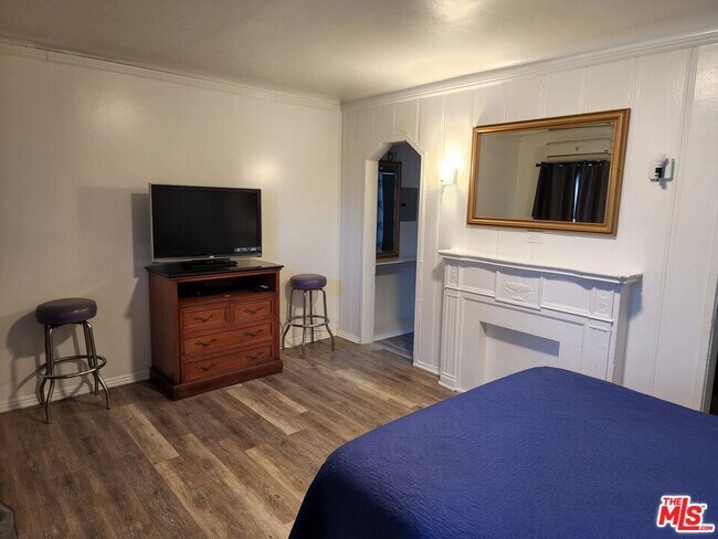 Building Photo - 5823 Venice Blvd