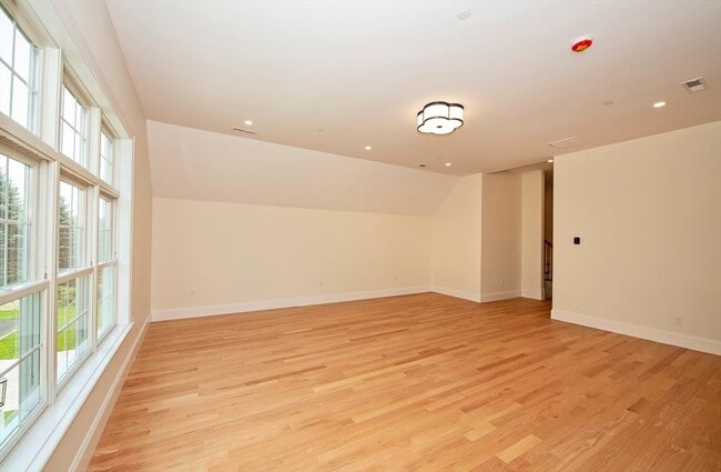 Building Photo - 23 Clubview Dr