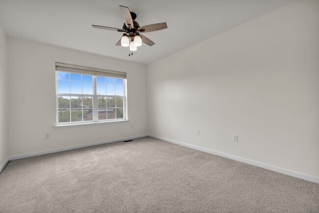 Building Photo - 3 bedroom Townhouse