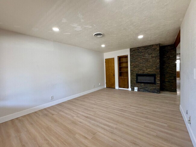 Building Photo - 408 W Ward Ave
