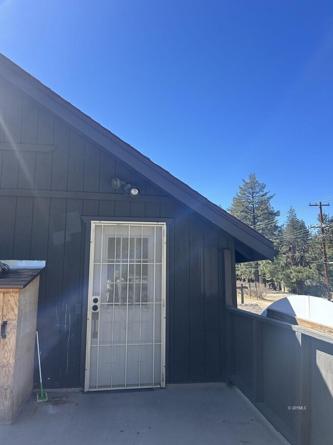 Building Photo - Remodeled 2Bd/1 Ba + storage loft Apartmen...