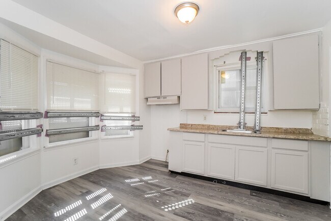 Building Photo - Beautiful bungalow house located on the We...