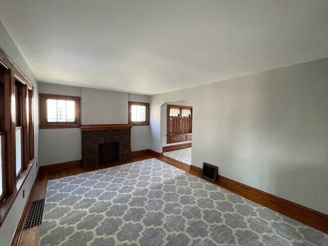 Building Photo - Three bedroom 1 1/2 bathroom home for rent