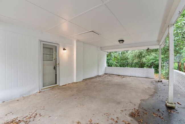 Building Photo - 2352 Elmwood Cir SE