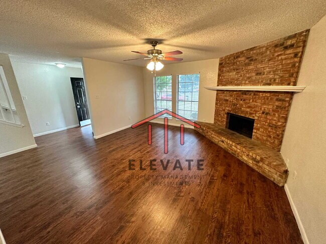 Building Photo - "Charming 3-Bedroom Townhouse Oasis with 2...